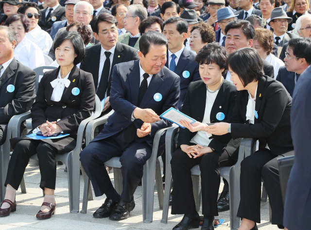 19일 오전 서울 국립 4·19 민주묘지에서 열린 제58주년 4·19혁명기념식에 여야 대표들이 참석했다. 왼쪽부터 추미애 더불어민주당 대표, 박주선 바른미래당 공동대표, 조배숙 민주평화당 대표, 이정미 정의당 대표./연합뉴스