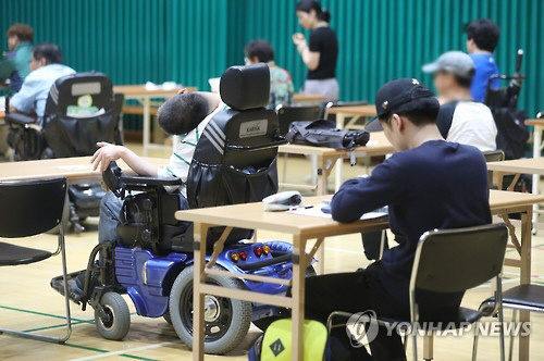 보건복지부의 ‘2017년 장애인 실태조사 결과’에 따르면 우리나라 장애인의 고령화와 1인 가구화가 뚜렷했다. 또 장애인은 일반 국민보다 우울감을 더 많이 느끼는 것으로 나타났다./연합뉴스