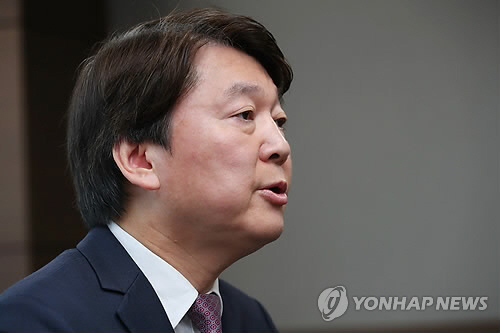 안 후보는 19일 CBS라디오 ‘김현정의 뉴스쇼’에 출연, “권위주의 군사정권은 감금하고 고문해서 민주주의를 탄압했지만, 지금은 댓글공작 등 여론조작을 통해 민주주의를 탄압하고 있다. 이것은 고문보다 더 지독한 수법”이라고 말했다./연합뉴스