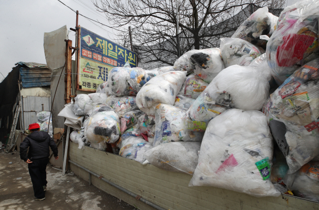 지난 4일 재활용 쓰레기 대란으로 서울 서초구의 한 재활용 수거업체에 비닐 쓰레기가 쌓여 있다./연합뉴스