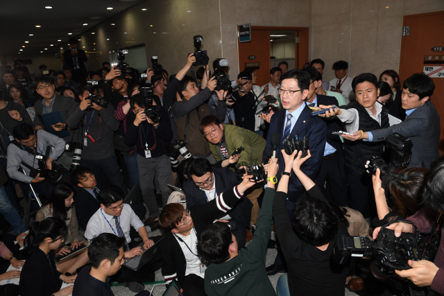김경수 더불어민주당 의원이 19일 국회 정론관에서 경기도지사 출마 기자회견을 하고 있다./이호재기자.