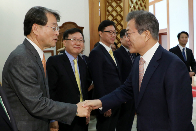 문재인 대통령이 19일 청와대에서 열린 언론사 사장단 오찬 간담회에서 이종환 서울경제신문 대표이사 부회장과 인사하고 있다. /연합뉴스