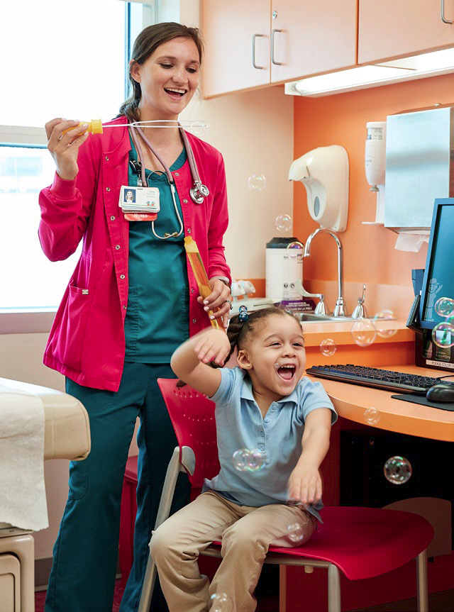 애틀랜타 아동병원의 한 간호사가 천식검사 중인 환자의 안정을 위해 비눗방울을 불고 있다.
