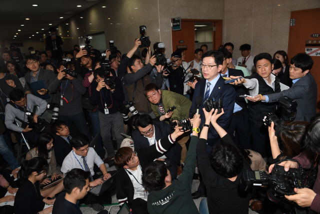 김경수 더불어민주당 의원이 19일 서울 여의도 국회에서 경남도지사 출마를 강행하는 동시에 ‘드루킹 사건’ 의혹과 관련해 특검을 포함한 어떤 조사도 받겠다는 뜻을 밝히고 있다. /이호재기자.