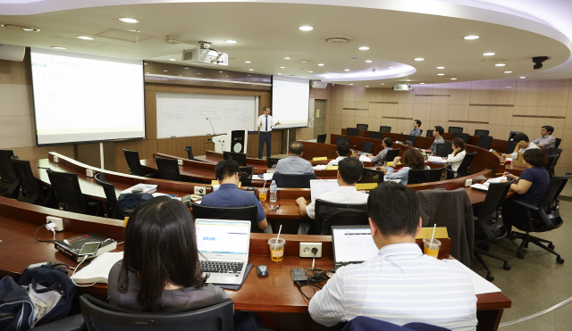 건국대학교 MBA 과정에 입학한 학생들이 원형 강의실에서 경영학의 발전 과정에 대한 수업을  듣고 있다. /사진제공=건국대