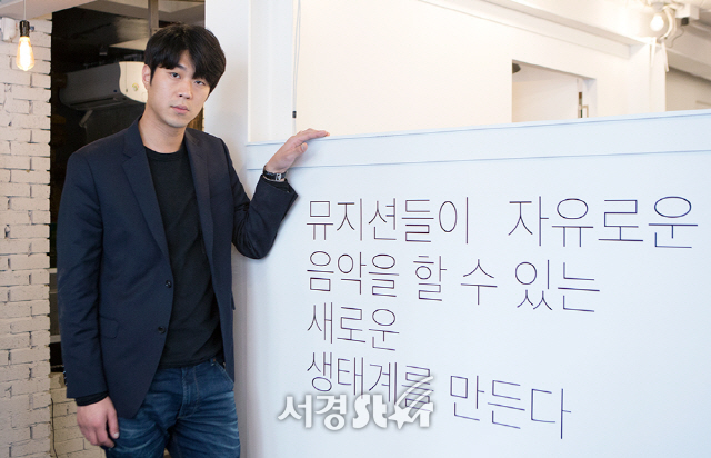 이시우 대표가 19일 오후 서울 마포구 리메즈 엔터테인먼트 사옥에서 진행된 서경스타와의 인터뷰에 앞서 포토타임을 갖고 있다.