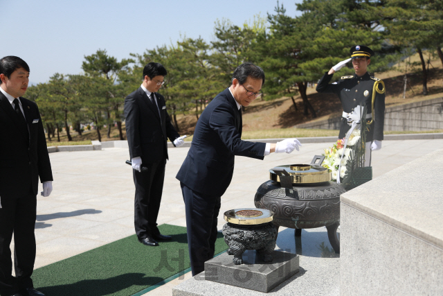 황규연(왼쪽 세번째) 한국산업단지공단 이사장이 19일 경북 국립영천호국원에서 일일명예집례관 자격으로 국가유공자의 합당 안장식을 주관하고 있다. /사진=한국산업단지공단