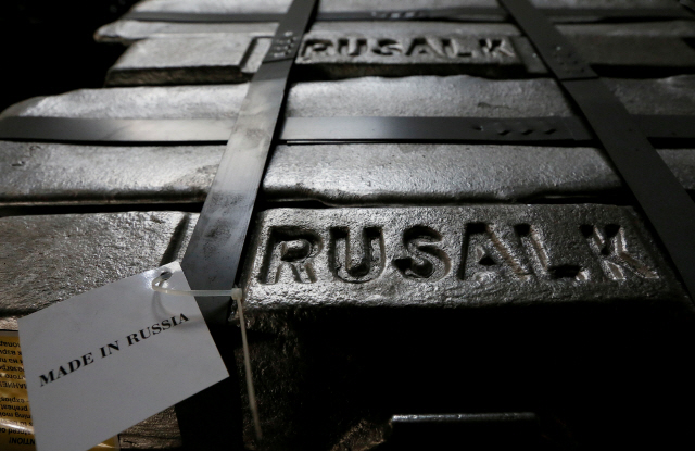 러시아 크라스노야르스크에 있는 알루미늄 생산기업 루살의 주조공장에 알루미늄괴가 쌓여 있다./런던=로이터연합뉴스