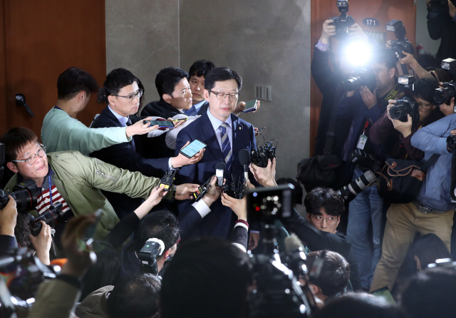 김경수 더불어민주당 의원이 19일 오후 국회 정론관에서 경남도지사 출마를 밝힌 후 기자들의 질문에 답하고 있다./연합뉴스