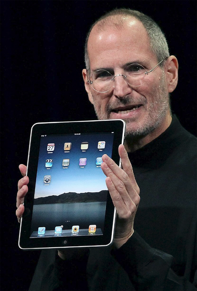 애플의 전임 CEO 스티브 잡스가 아이패드를 소개하고 있다. 2011년 잡스의 죽음 이후, 애플의 가치는 급성장했고, 아이폰에 대한 매출 의존도도 더욱 커졌다.