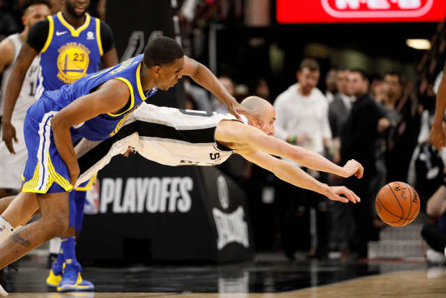 Apr 19, 2018; San Antonio, TX, USA; San Antonio Spurs shooting guard Manu Ginobili (20) dives for the loose ball Golden State Warriors small forward Kevon Looney (left) in game three of the first round of the 2018 NBA Playoffs at AT&T Center. Mandatory Credit: Soobum Im-USA TODAY Sports     TPX IMAGES OF THE DAY      <저작권자(c) 연합뉴스, 무단 전재-재배포 금지>