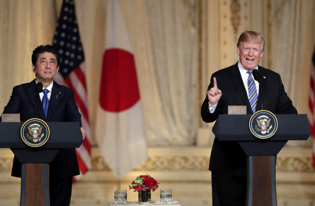 도널드 트럼프(오른쪽) 미국 대통령과 아베 신조 일본 총리. /팜비치=AP연합뉴스
