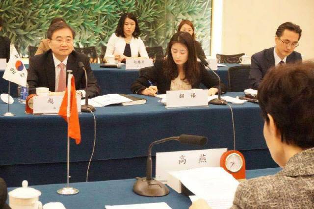 조현(왼쪽) 외교부 제2차관은 20일 중국 베이징 상무부 청사에서 열린 한중 경제공동위원회에 참석했다. /사진제공=외교부