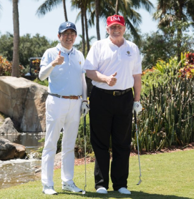 골프 ‘백돌이’ 아베··통상현안 내주며 트럼프와의 ‘3번째 라운딩’서도 완패