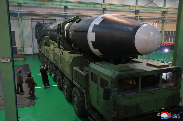 지난해 11월 조선중앙통신이 보도한 화성-15형 미사일을 살펴보는 김정은 북한 노동당 위원장 모습. /연합뉴스