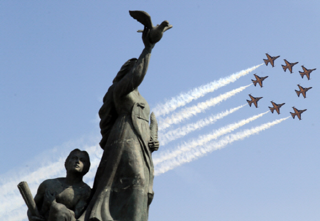 서울 하늘에 전투기가? “놀라지 마세요” 공군 ‘블랙이글스’ 축하 기념 비행 ‘오후 1시50분 부터’