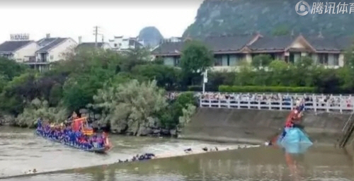중국서 용선경주 배 2척 물살에 휩쓸려 전복…15명 사망·2명 실종