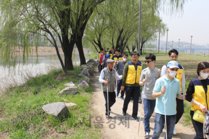 시각 장애인들 봄 나들이 함께 한 CJ대한통운 건설 부문 임직원들