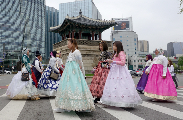 외국인 한복 맵시 뽐내기      (서울=연합뉴스) 백승렬 기자 = 날씨가 흐린 주말인 22일 오후 외국인 관광객들이 한복을 입고 동십자각 앞 건널목을 건너고 있다. 2018.4.22      srbaek@yna.co.kr   (끝)      <저작권자(c) 연합뉴스, 무단 전재-재배포 금지>