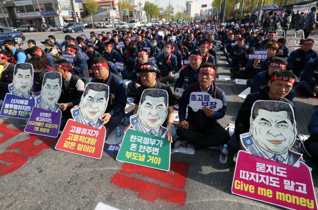 18일 인천시 부평구 한국지엠(GM) 부평공장 앞에서 열린 금속노조 한국지엠 군산공장 폐쇄철회 및 경영정상화 촉구 결의대회에서 노조원들이 고용보장을 요구하는 구호를 외치고 있다./연합뉴스