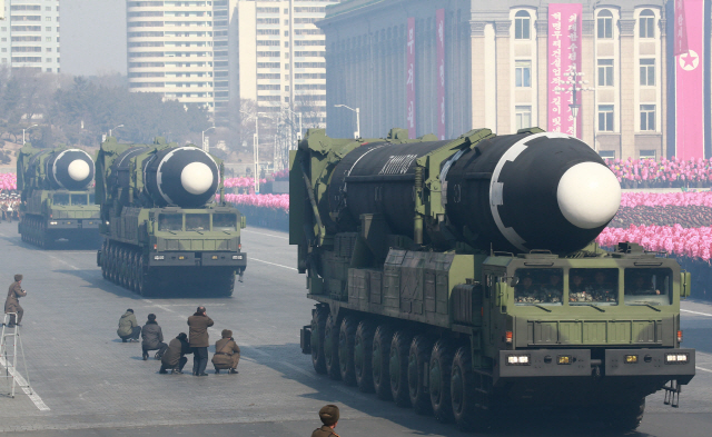 지난 2월 북한 건군절 70주년 열병식에서 이동식발사차량에 실린 ICBM급 ‘화성-15’가 선보이고 있다. /연합뉴스