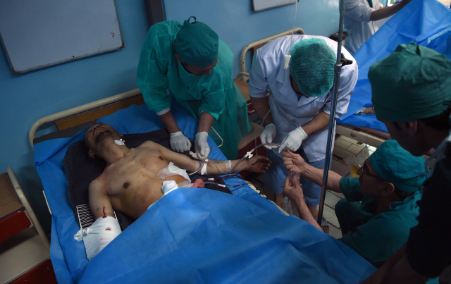22일(현지시간) 아프가니스탄의 수도 카불에서 발생한 자살폭탄 테러의 피해자가 병원에서 치료를 받고 있다. /카불=AFP 연합뉴스