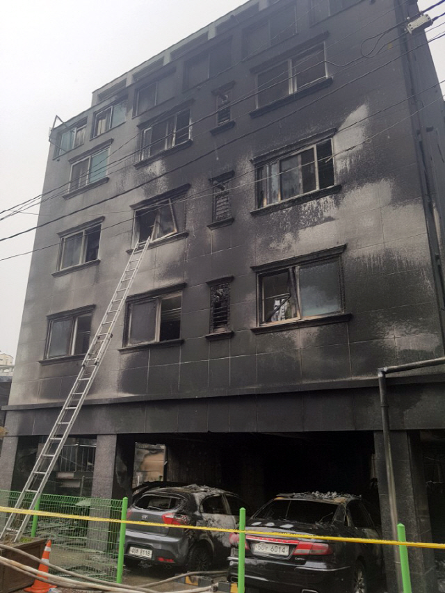 22일 오전 경기도 오산시 갈곶동의 한 6층짜리 원룸에서 불이 나 주민 17명이 다쳤다./경기도재난안전본부 제공