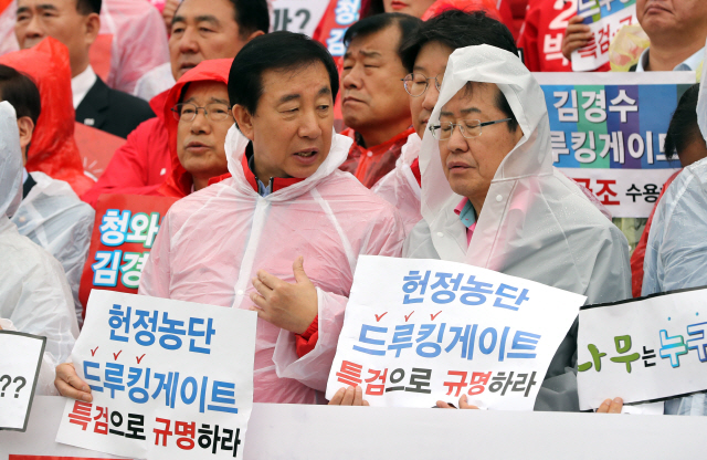 빗속에도 '댓글공작 특검하라' 퍼포먼스 벌인 한국당