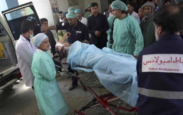 아프간 수도 카불의 관공서에서 22일(현지시간) 발생한 폭탄테러로 부상자가 발생해 구급차에 실려가고 있다.    /카불=AP연합뉴스