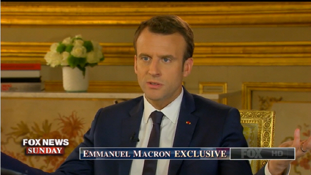 에마뉘엘 마크롱 프랑스 대통령이 미국 국빈방문을 하루 앞둔 22일(현지시간) 파리 엘리제궁에서 미국 폭스뉴스와 인터뷰하고 있다.      /폭스뉴스 캡처