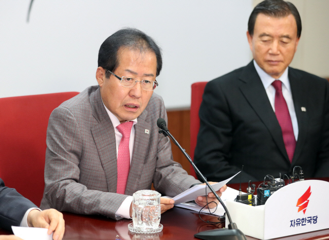 홍준표(왼쪽) 자유한국당 대표가 23일 오후 서울 여의도 당사에서 열린 기자회견에서 발언하고 있다./연합뉴스