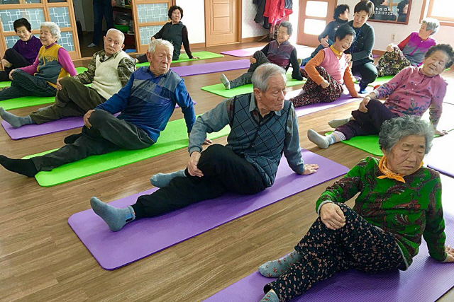 평창군 한 마을의 노인들이 유연성·균형감각을 위한 운동을 하고 있다./출처=서울아산병원