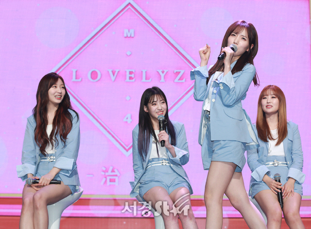 러블리즈(Lovelyz) 진이 23일 오후 서울 용산구 블루스퀘어 아이마켓 홀에서 열린 네 번째 미니앨범 ‘치유(治癒)’ 발매 기념 쇼케이스에 참석해 상황극을 하고 있다.