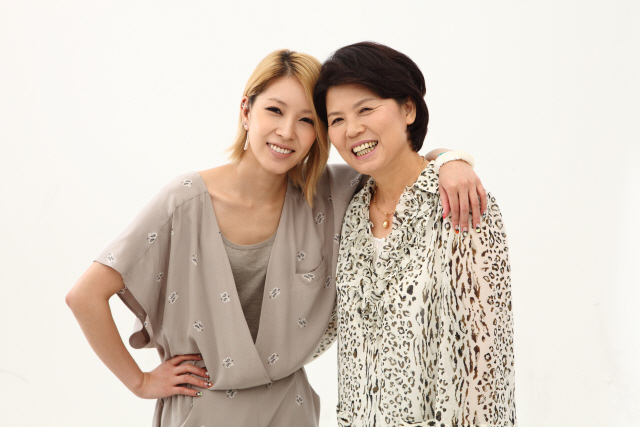 가수 보아(왼쪽)와 어머니 성영자씨.