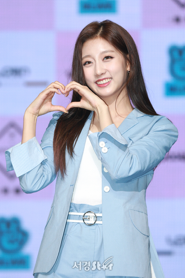 러블리즈(Lovelyz) 정예인이 23일 오후 서울 용산구 블루스퀘어 아이마켓 홀에서 열린 네 번째 미니앨범 ‘치유(治癒)’ 발매 기념 쇼케이스에 참석해 포토타임을 갖고 있다.