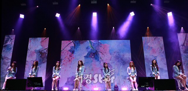 러블리즈(Lovelyz)가 23일 오후 서울 용산구 블루스퀘어 아이마켓 홀에서 열린 네 번째 미니앨범 ‘치유(治癒)’ 발매 기념 쇼케이스에 참석해 무대를 선보이고 있다.