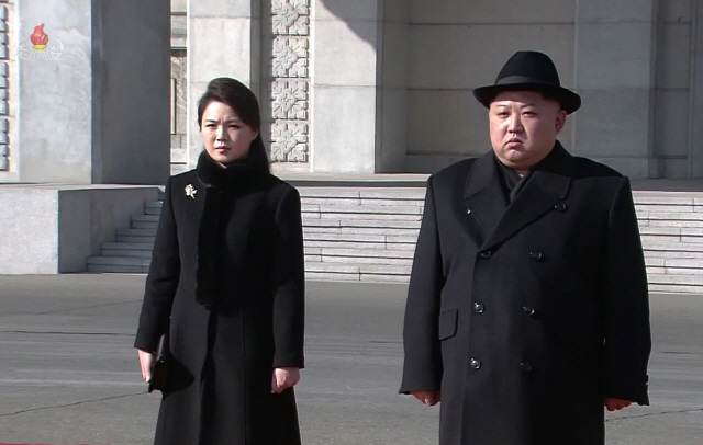 김정은 북한 국무위원장과 부인 리설주 여사가 지난 2월8일 건군절 기념 열병식 행사에 참석하고 있는 모습. 리 여사가 오는 27일 열리는 남북 정상회담에 동행할지 주목된다. /연합뉴스