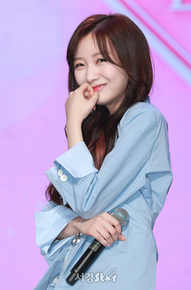 러블리즈(Lovelyz) 류수정이 23일 오후 서울 용산구 블루스퀘어 아이마켓 홀에서 열린 네 번째 미니앨범 ‘치유(治癒)’ 발매 기념 쇼케이스에 참석하고 있다.