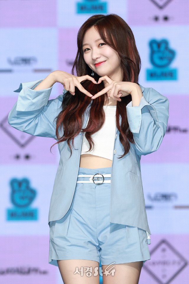 러블리즈(Lovelyz) 류수정이 23일 오후 서울 용산구 블루스퀘어 아이마켓 홀에서 열린 네 번째 미니앨범 ‘치유(治癒)’ 발매 기념 쇼케이스에 참석해 포토타임을 갖고 있다.