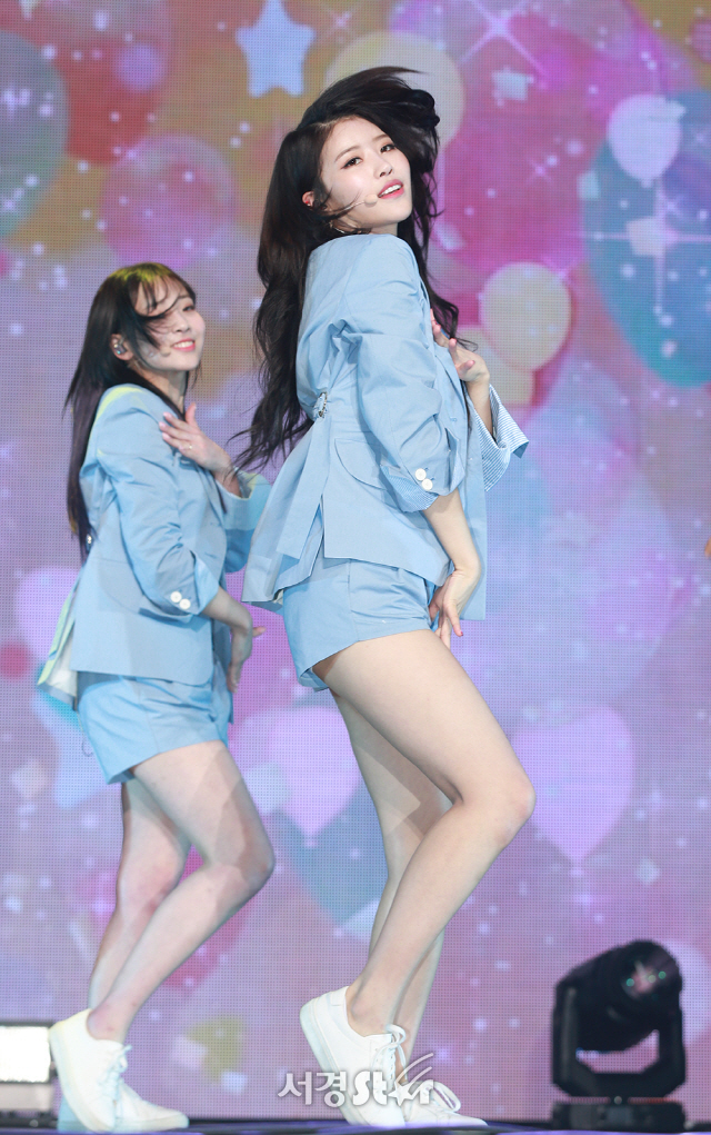 러블리즈(Lovelyz) 이미주가 23일 오후 서울 용산구 블루스퀘어 아이마켓 홀에서 열린 네 번째 미니앨범 ‘치유(治癒)’ 발매 기념 쇼케이스에 참석해 무대를 선보이고 있다.