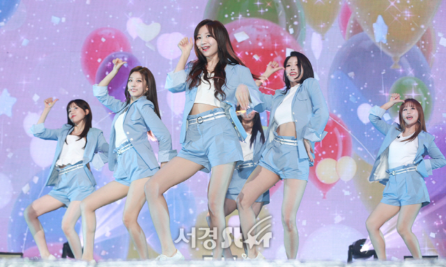 러블리즈(Lovelyz)가 23일 오후 서울 용산구 블루스퀘어 아이마켓 홀에서 열린 네 번째 미니앨범 ‘치유(治癒)’ 발매 기념 쇼케이스에 참석해 무대를 선보이고 있다.
