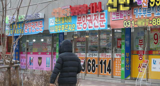 지방 미분양이 증가하고 있는 가운데 한 시민이 부동산 거리를 지나가고 있다.                                               /연합뉴스