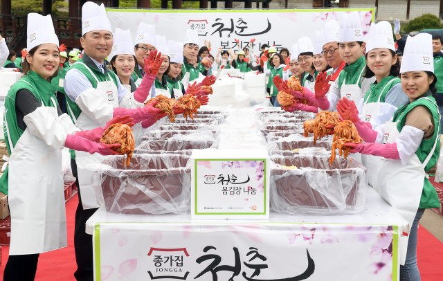 24일 오전 서울 중구 남산 한옥마을에서 열린 ‘2108 종가집 봄김장 나눔’행사에서 대상(주) 임정배 대표이사와 임직원, 대학생 자원봉사자들이 김치를 들고 환한 웃음을 짓고 있다.  오늘 만든 김치는 2,018개의 나눔박스에 담겨 전국 저소득층에게 전달될 계획이다./이호재기자.