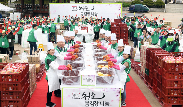 24일 오전 서울 중구 남산 한옥마을에서 열린 ‘2108 종가집 봄김장 나눔’행사에서 대상(주) 임정배 대표이사와 임직원, 대학생 자원봉사자들이 김치를 들고 환한 웃음을 짓고 있다.  오늘 만든 김치는 2,018개의 나눔박스에 담겨 전국 저소득층에게 전달될 계획이다./이호재기자.