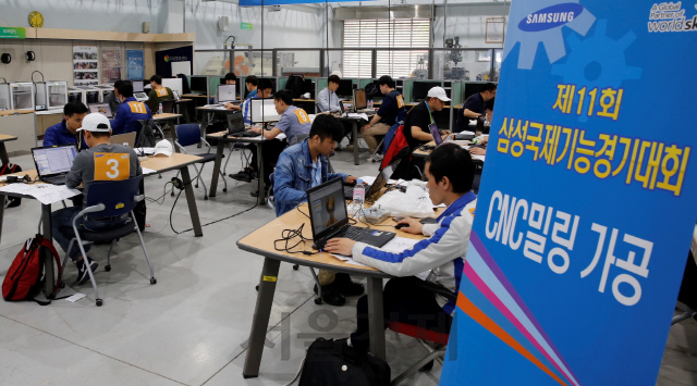 24일 한국기술교육대에서 개막한 ‘제11회 삼성국제기능경기대회’에 참여한 삼성전자, 삼성디스플레이, 삼성전기, 삼성SDI 등 4개사 국내외 임직원들이 ‘CNC밀링 가공’ 직종 경기과제를 수행하고 있다. /사진제공=삼성전자