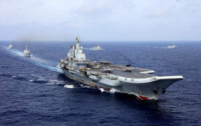 중국 첫 항공모함인 랴오닝함이 지난 18일 태평양 해상에서 훈련을 하고 있다./로이터연합뉴스