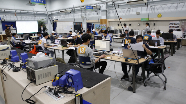 24일 한국기술교육대에서 개막한 ‘제11회 삼성국제기능경기대회’에 참여한 삼성전자, 삼성디스플레이, 삼성전기, 삼성SDI 등 4개사 국내외 임직원들이 ‘CNC밀링 가공’ 직종 경기과제를 수행하고 있다. 나흘간 일정인 이번 대회에는 4개사를 포함해 중국·베트남·태국·브라질 등 8개국 25개 법인에서 총 182명이 참가했다. /사진제공=삼성전자