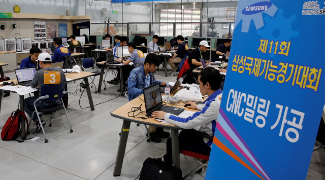 24일 한국기술교육대에서 개막한 ‘제11회 삼성국제기능경기대회’에 참여한 삼성전자, 삼성디스플레이, 삼성전기, 삼성SDI 등 4개사 국내외 임직원들이 ‘CNC밀링 가공’ 직종 경기과제를 수행하고 있다. 나흘간 일정인 이번 대회에는 4개사를 포함해 중국·베트남·태국·브라질 등 8개국 25개 법인에서 총 182명이 참가했다. /사진제공=삼성전자