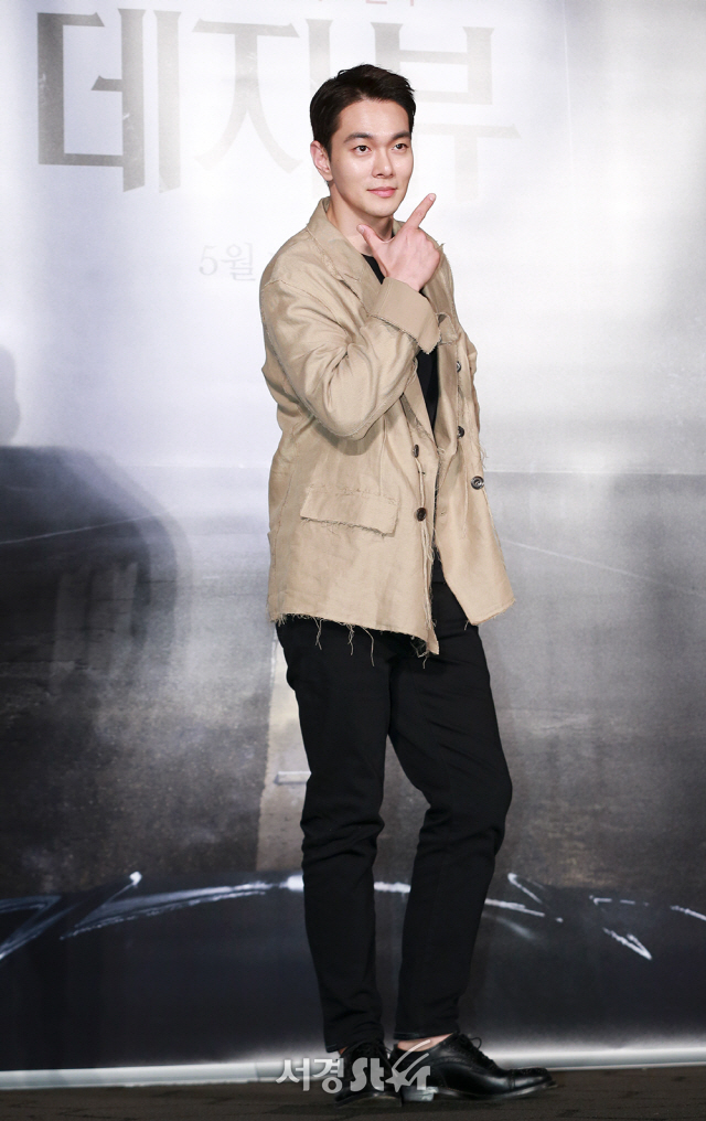 배우 이규한이 25일 오전 서울 광진구 롯데시네마 건대입구에서 열린 영화 ‘데자뷰’ 제작보고회에 참석해 포토타임을 갖고 있다.
