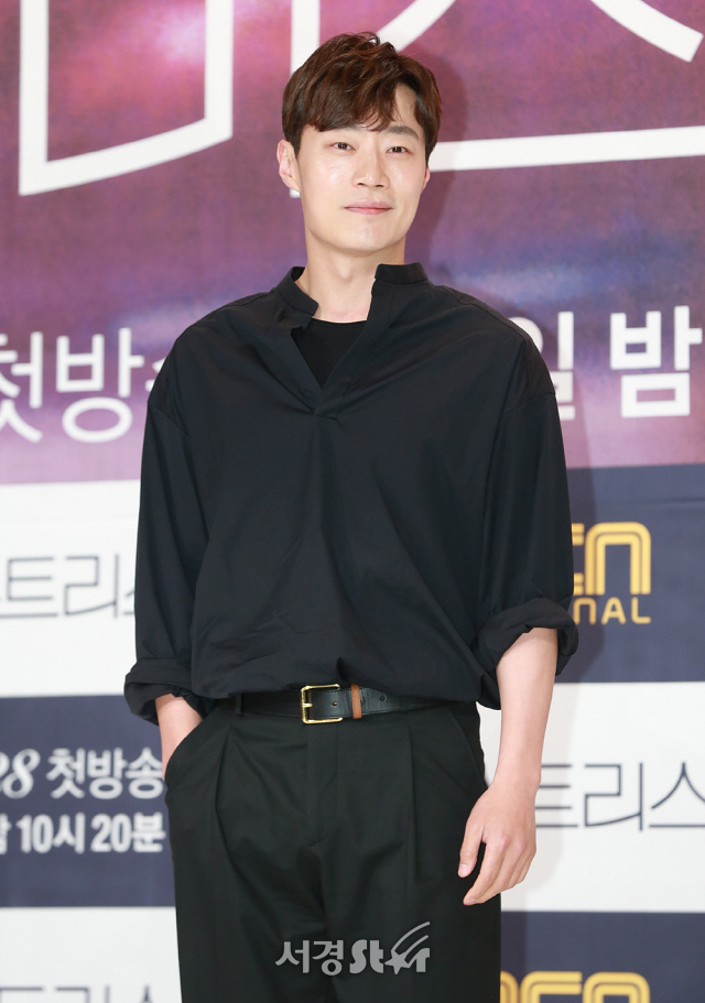 배우 이희준이 25일 오후 서울 영등포구 타임스퀘어 아모리스홀에서 열린 OCN 오리지널 ‘미스트리스’ 제작발표회에 참석해 포토타임을 갖고 있다.